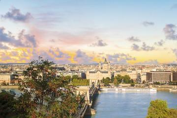 Obraz premium Beautiful view of the Basilica of Saint Istvan and the Szechenyi chain bridge across the Danube in Budapest, Hungary