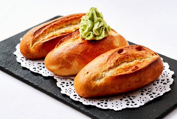 Bread and avocado sauce