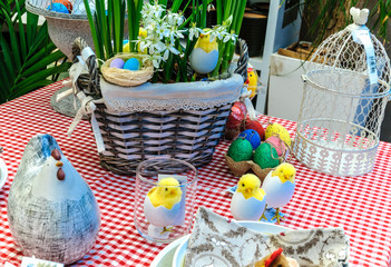 Fiori di narcisi e decorazioni di Pasqua