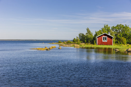 Rotes Schwedenhaus am See