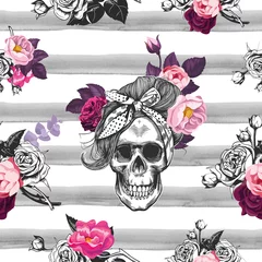 Papier peint Crâne humain en fleurs Modèle sans couture de hipster avec des silhouettes de crâne, des roses de fleurs et des rayures aquarelles à l& 39 arrière-plan. Silhouette de crâne en gravure. Noir et blanc.
