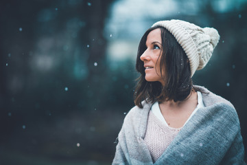 Portrait de femme sous flocons de neige