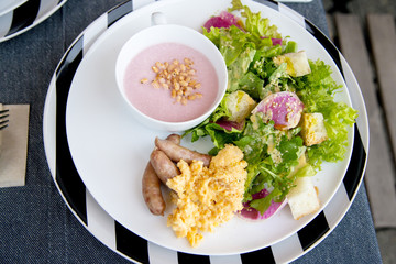 テーブルと食事