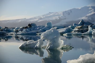 Vlies Fototapete Gletscher die Gletscherlagune Jökulsarlon in Island mit schwimmenden Eisbergen.