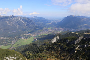 Obraz premium Luftansicht von Garmisch, Bayern, Deutschland 