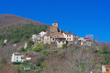 Fototapeta na wymiar Village médiéval sur fond de ciel bleu