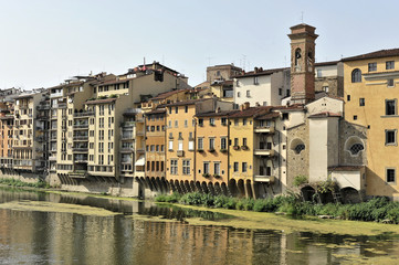 Fototapeta na wymiar Gebäude entlang des Flusses Arno, Florenz, Toskana, Italien, Europa