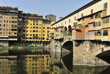 Fototapeta na wymiar Gebäude entlang des Flusses Arno, Florenz, Toskana, Italien, Europa