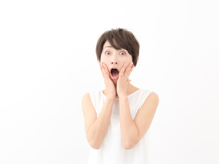 驚く女性