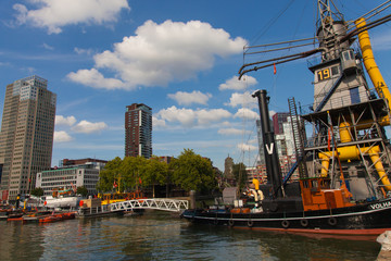 Fototapeta na wymiar L'ancien port dans le centre de Rotterdam - Pays-bas