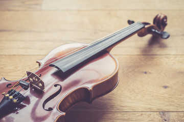 Naklejka na ściany i meble Geige auf Holzuntergrund, klassische Musik