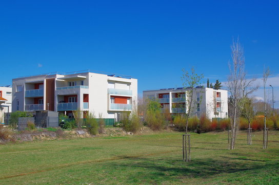 Lotissement et b&acirc;timent moderne et r&eacute;cent dans la nature