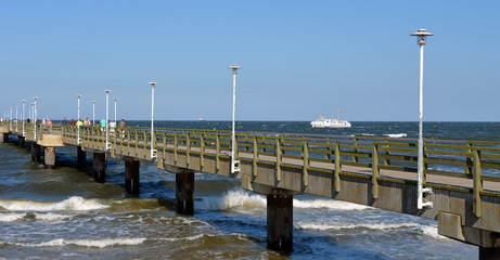 Seebrücke und Ausflugsdampfer in Ahlbeck