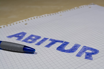 Stift auf Papier mit dem Wort Abitur