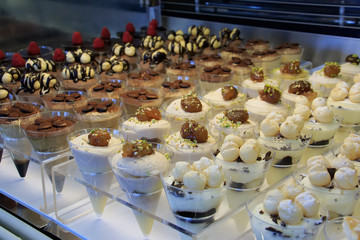 Semifreddi decorati in gelateria