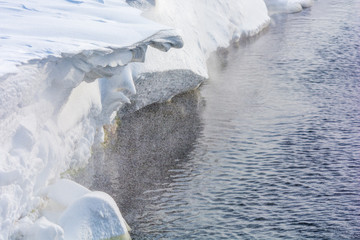 Interessant geformtes Schneebrett über einem Bachlauf