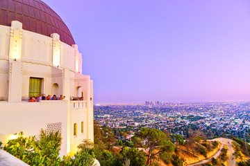 Vue de l& 39 observatoire Griffith et du centre-ville de Los Angeles au coucher du soleil.