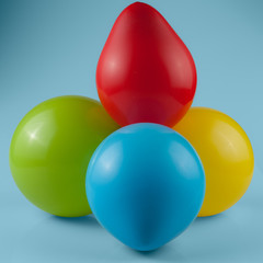 Palloncini in composizione con sfondo azzurro