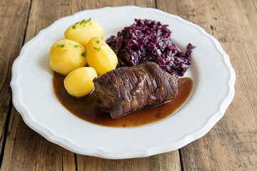 Rinderroulade mit Rotkohl und Kartoffeln