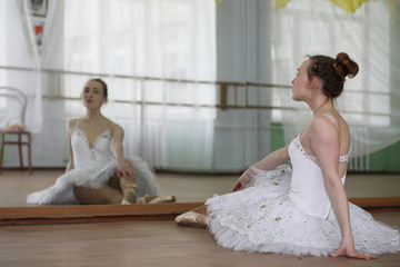 Fototapeta premium Pretty girl ballet dancer practicing