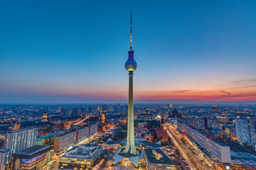 Obraz premium Panoramę Berlina ze słynną wieżą telewizyjną po zachodzie słońca