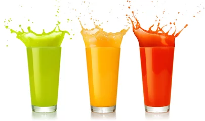 Selbstklebende Fototapete Saft green, yellow and red juice glasses splashing isolated on white