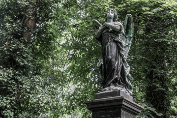 Engelstatue gedenkt der Toten im alten Südfriedhof von München