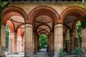 Eingangshalle zum alten Südfriedhof München, mittlerweile eine Parkanlage