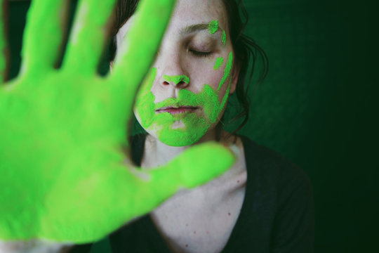 Mano de una mujer manchada con polvo verde