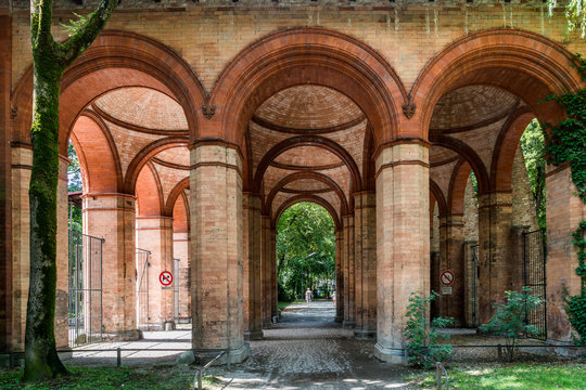 S&auml;ulengang zum alten S&uuml;dfriedhof M&uuml;nchen, mittlerweile eine Parkanlage