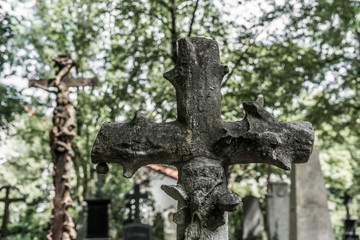 Grabkreuz in einem alten verlassenen Friedhof in München
