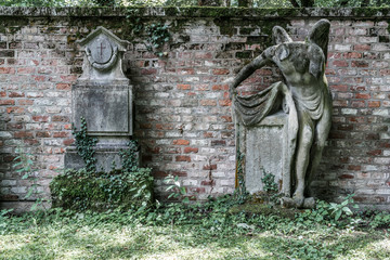 Alte Gräber entlang einer Friedhofsmauer