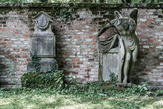 Alte Gr&auml;ber entlang einer Friedhofsmauer