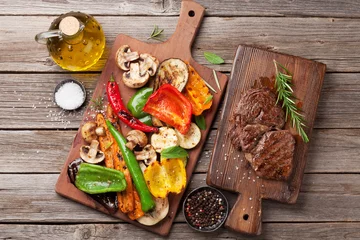 Plexiglas foto achterwand Grilled vegetables and beef steak © karandaev