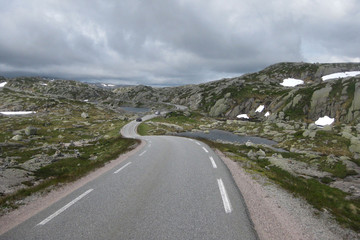 Norwegia Południowa, okolice góry Kjerag - wijąca się asfaltowa droga