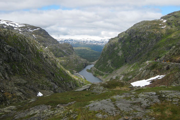 Norwegia, okolice Roldal - widok na jezioro i drogę wśród gó