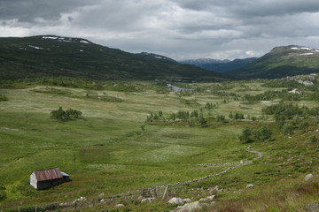 Norwegia, okolice Eidfjord - dom w zielonej dolinie wśród gór © Iwona