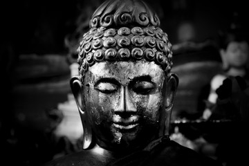 Un portrait du Bouddha en noir et blanc 