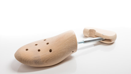 Schuhspanner auf weißem Untergrund