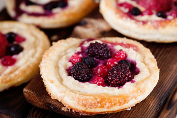 Mini-cheesecake on puff dough with berries