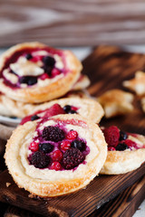 Mini-cheesecake on puff dough with berries