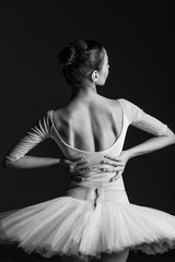 Fototapeta premium Młoda piękna balerina pozuje w studio