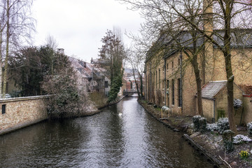 Fototapeta na wymiar Snowing in Bruges canal