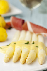 Weißwein mit Spargel