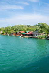 Naklejka premium Floating restaurants invite tourists to eat tasty seafood dishes.