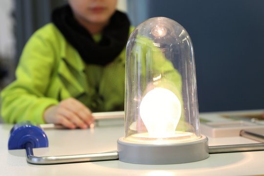 Electricity project for kids with simple circuit