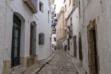 Fototapeta na wymiar narrow alleyways of sitges