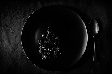 Crédence de cuisine en verre imprimé Noir et blanc Mûres sur plaque noire