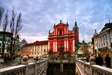 Obraz premium Triple Bridge with church and famous old buildings in Ljubljana, Slovenia