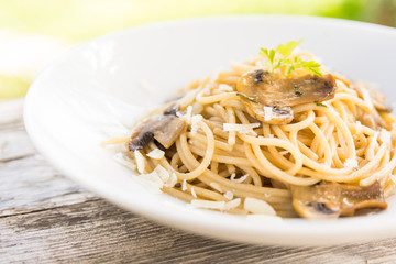 Spaghetti con funghi e parmigiano 